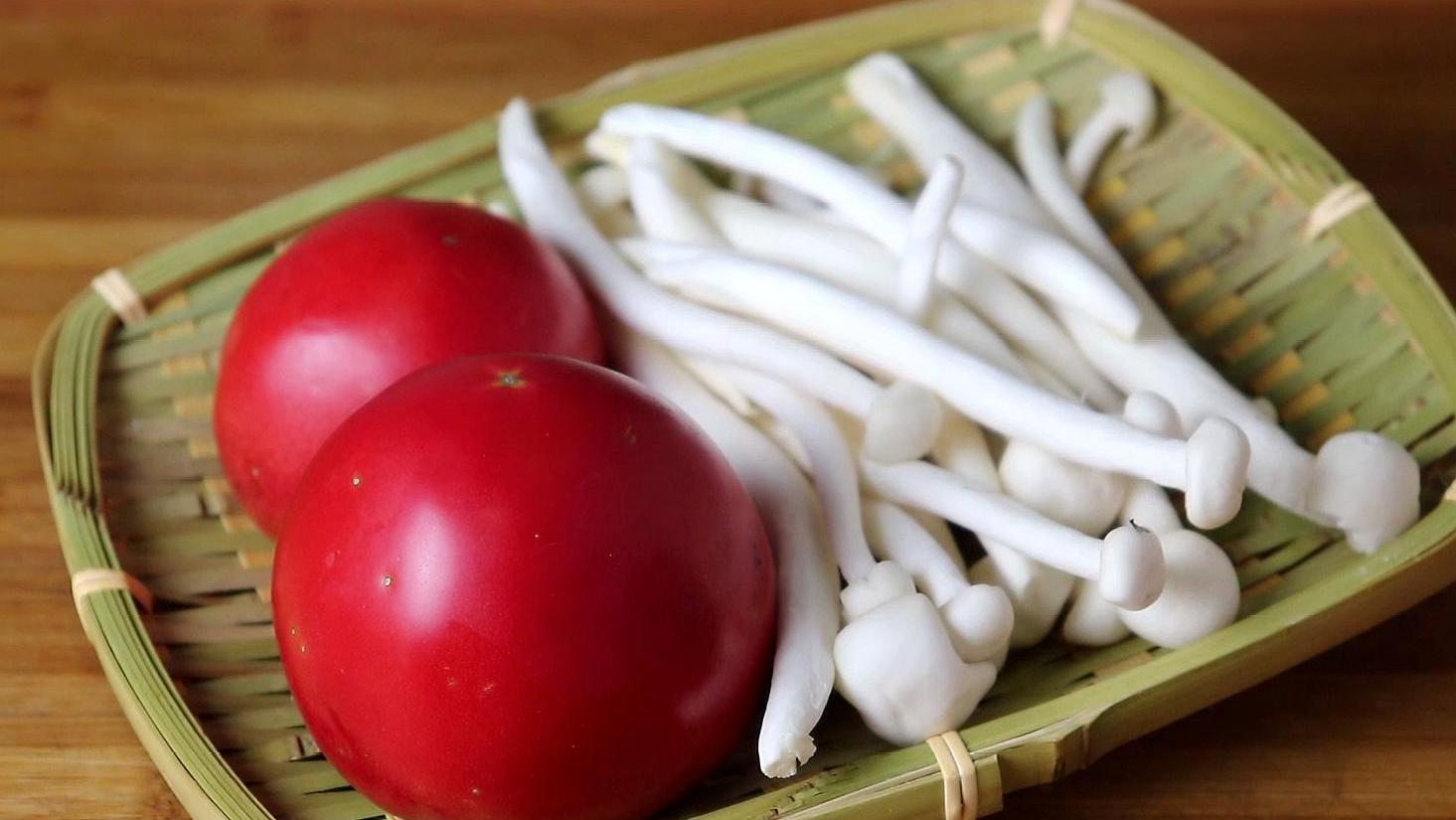 西红柿菌菇汤做法,给孩子做的早餐番茄菌菇汤