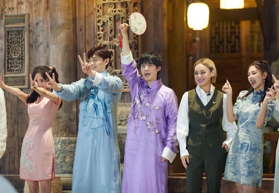 满大街都是浓浓的过节气息,满大街都是国风的衣服