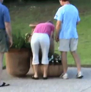 搞笑gif段子妹子有点太淘气了,搞笑gif妹子你又调皮了