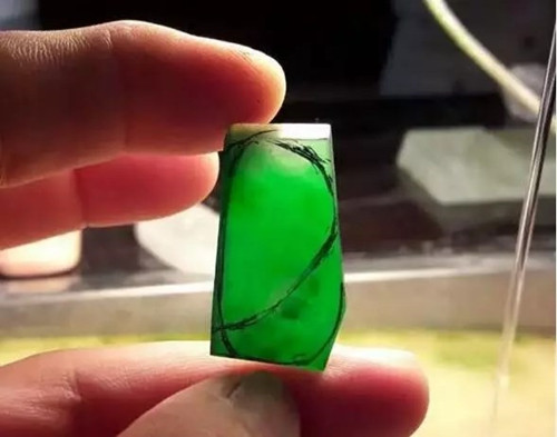 十五万买翡翠原石切开震惊众人,翡翠原石切开后哪种纹路是正常的