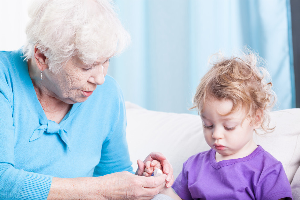 婆婆总插手管孩子要怎样和老公说,婆婆喜欢抢着管孩子