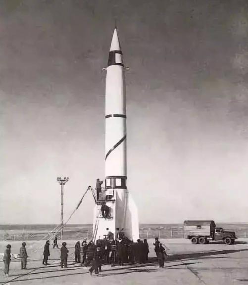 中国第一枚导弹在哪一年发射成功,1962年发射第一颗导弹的图片