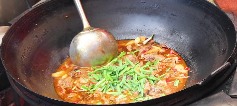 猪头肉这样做才好吃,农村大锅一炖,香辣入味,越吃越想吃