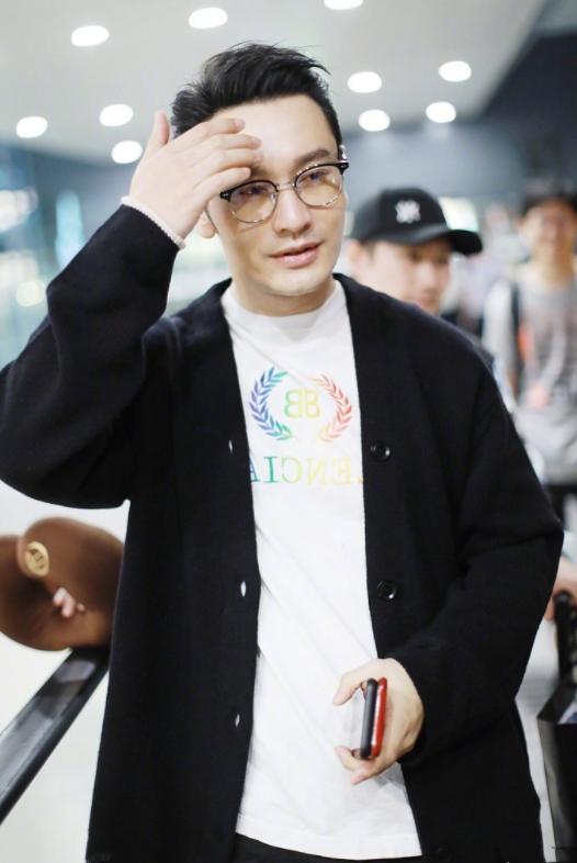 上了年纪发际线,黄晓明额头