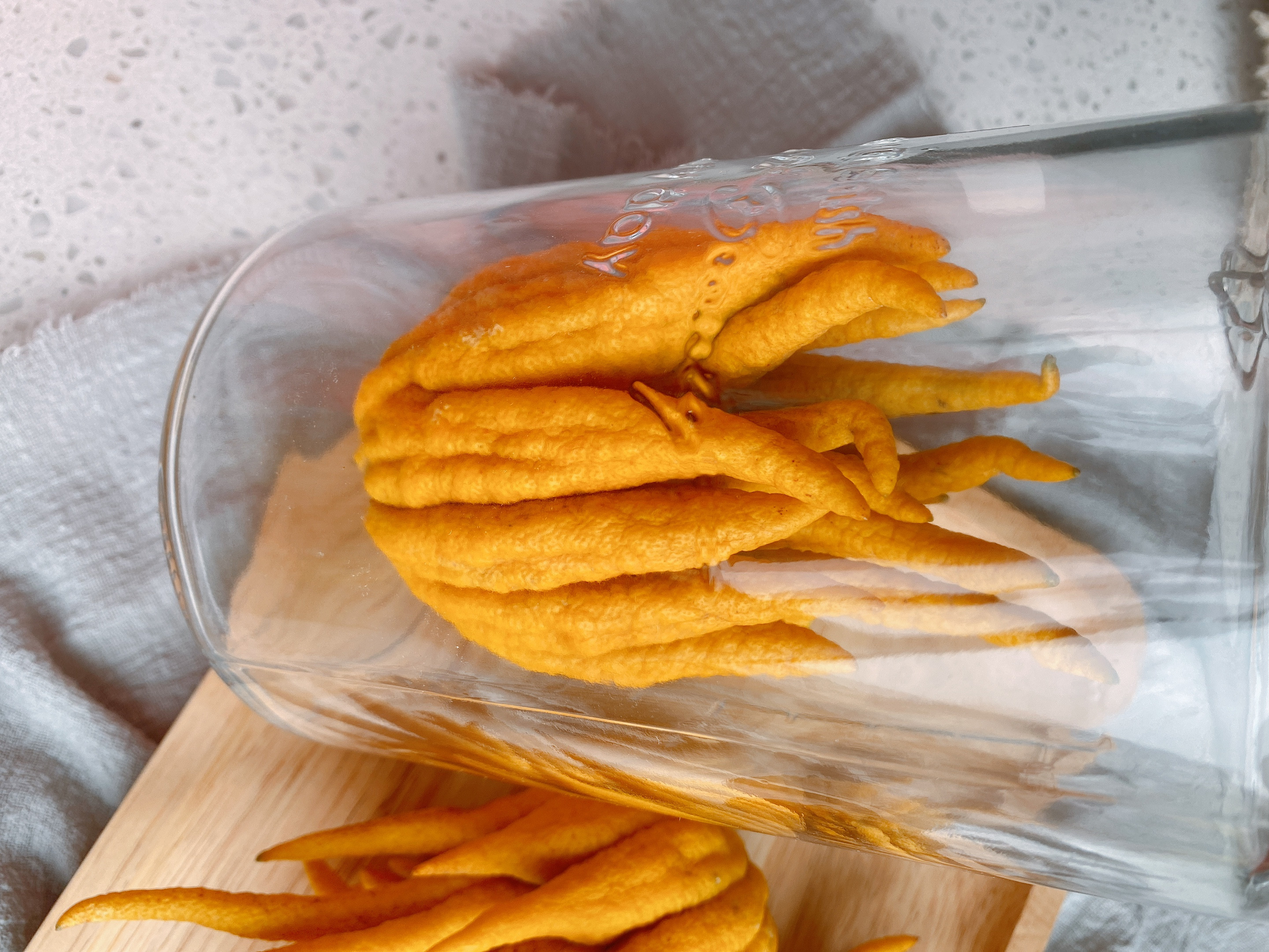 过年了,准备点金佛手,喜庆而且用处多,能泡茶做果干还能泡酒