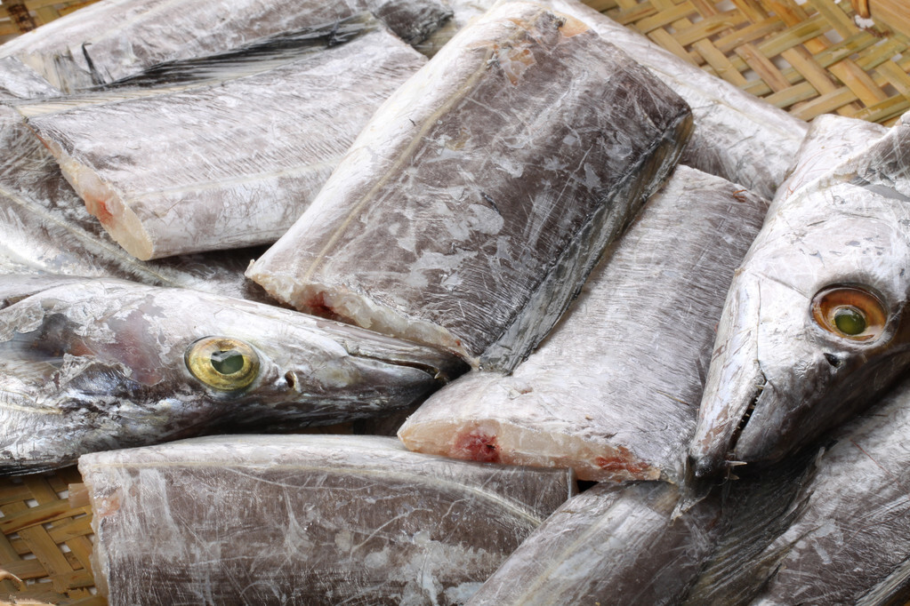 买带鱼时,记住选择“三小一厚”,条条细嫩鲜美,鱼腥味小