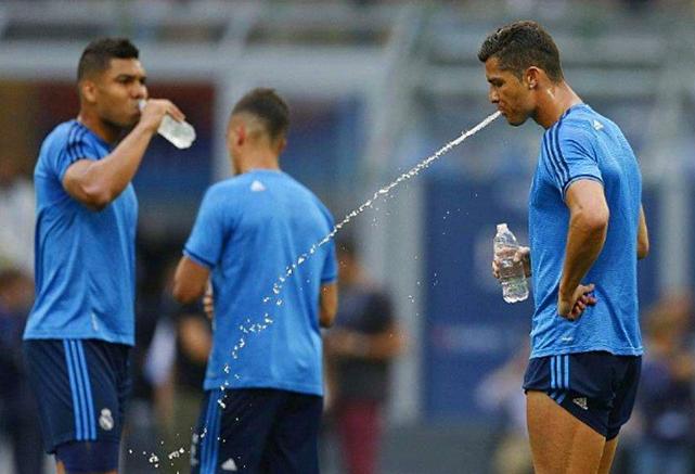 为什么足球运动员喝了水要吐,为啥足球运动员喝的水是有颜色的