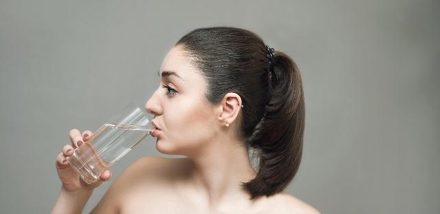 孕期天天喝水，却查出羊水偏低，孕期喝水和羊水量有关吗？