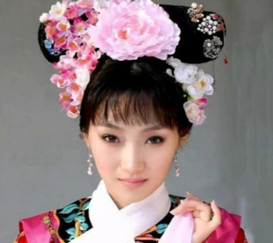 她是清朝后人却从不接清宫戏,她是爱新觉罗家族后裔