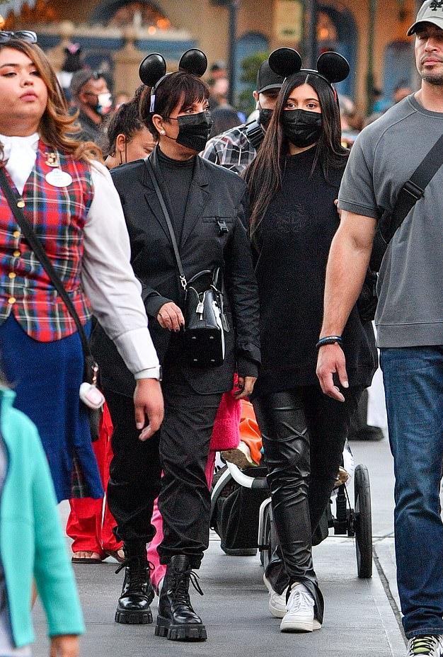 怀二胎的金小妹母女逛迪士尼！卫衣遮不住孕肚，戴米老鼠发箍扮嫩