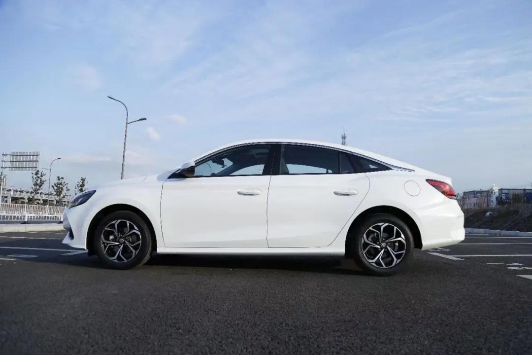 mg5旗舰版试驾,特价mg5手动