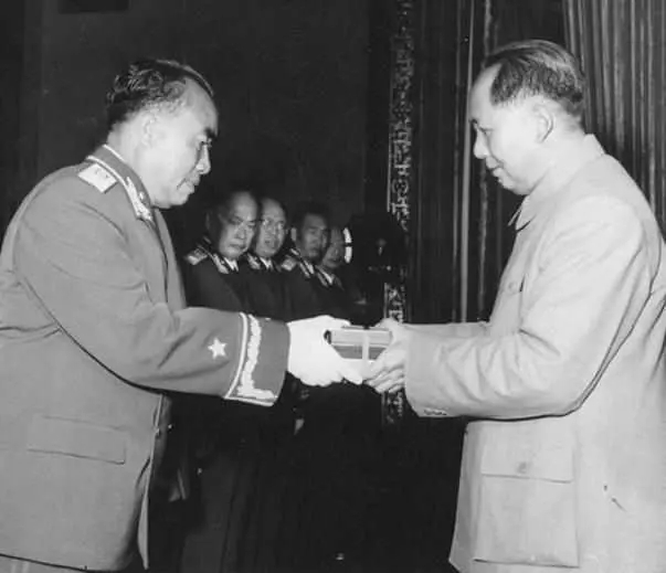 1955年大授衔，开国元帅之首的*德朱**，军衔命令状编号为何不是001
