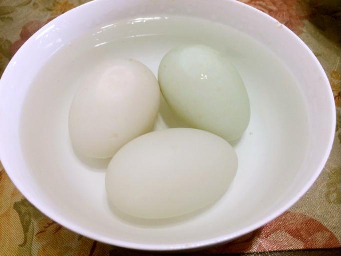 腌咸鸭蛋正确的方法100个放多少盐,腌制咸鸭蛋流油和起沙的几个窍门