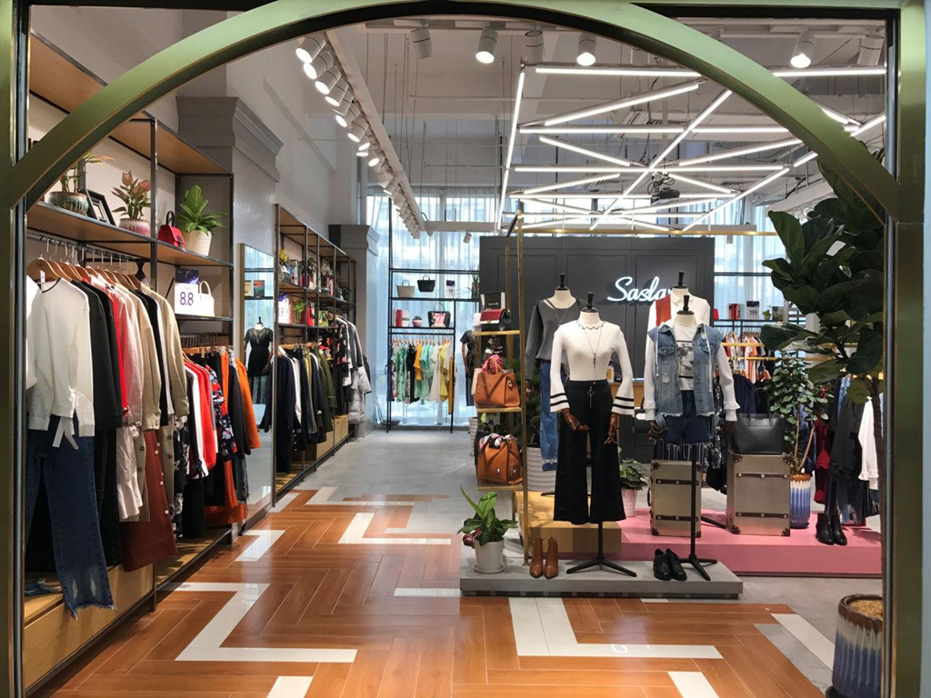 实体店一件衣服卖230利润有多少,同一件衣服为什么有的便宜1000多