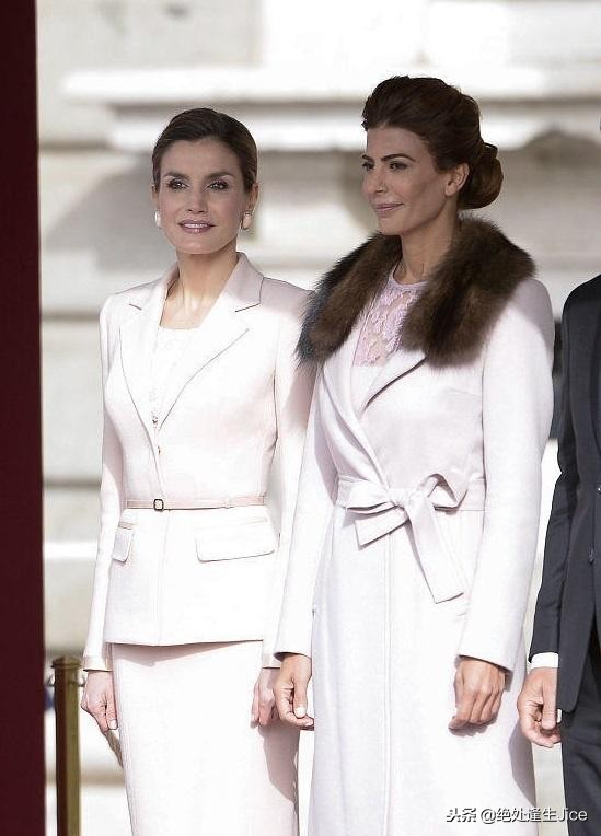 阿根廷第一夫人遇对手，穿真丝裙秀飘逸，却被西班牙王后比下去！