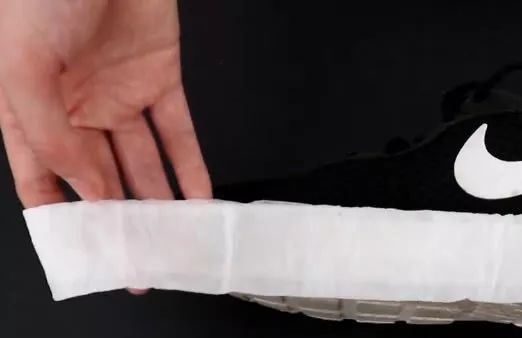 白鞋边上脏了怎么擦,白鞋边脏了别用水擦教你一招