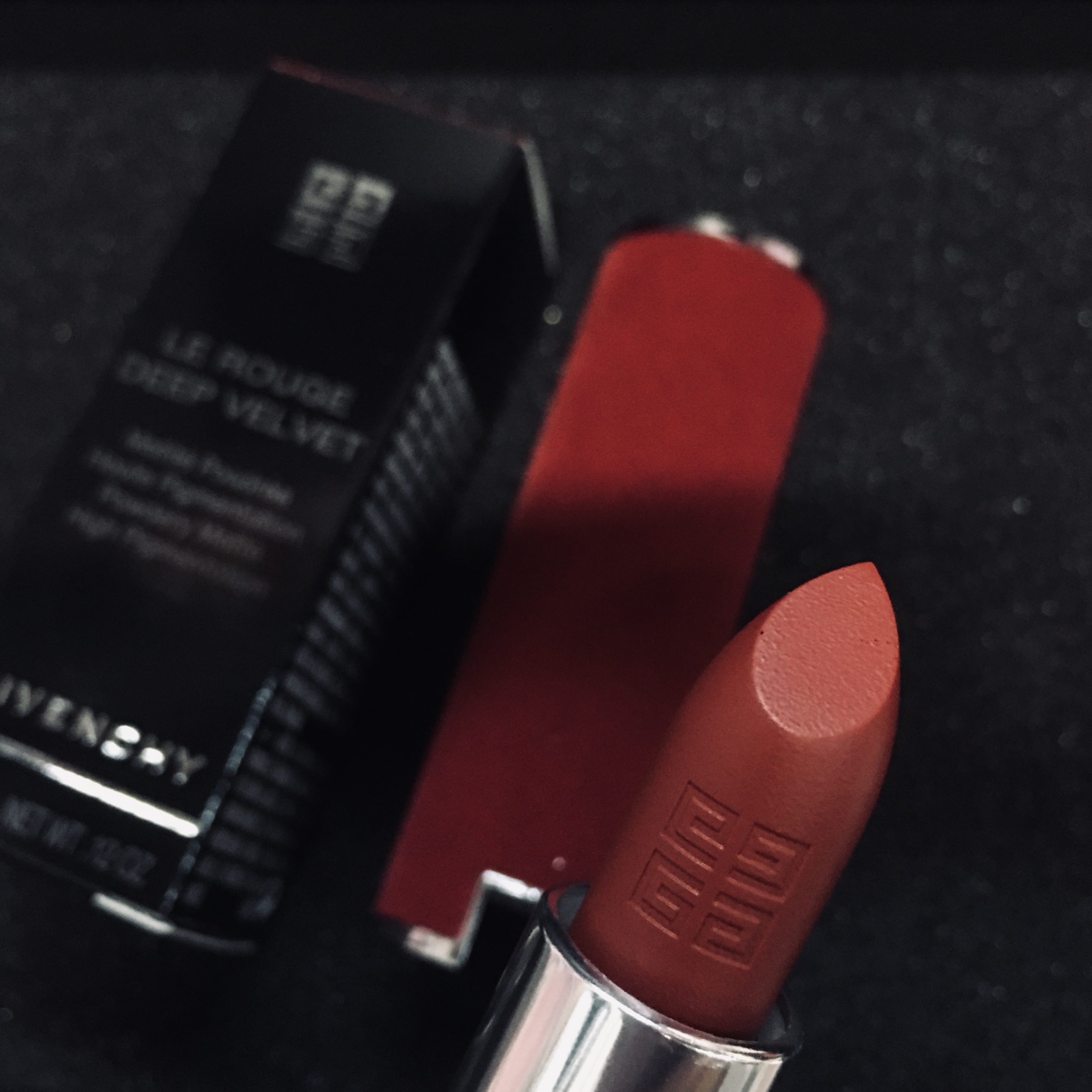 纪梵希红丝绒断货色号,又a又飒轻奢女装