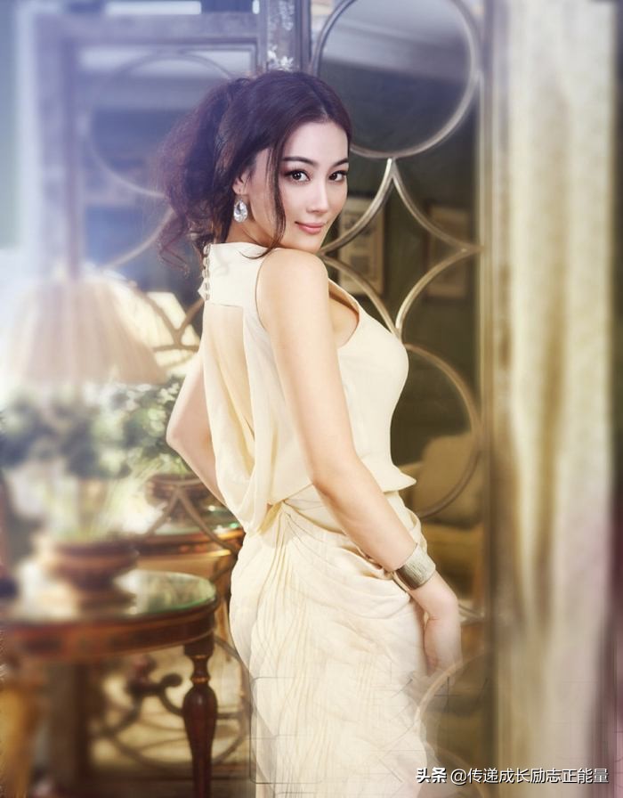 张馨予刚出道惊艳足球写真照,张馨予早期足球写真照