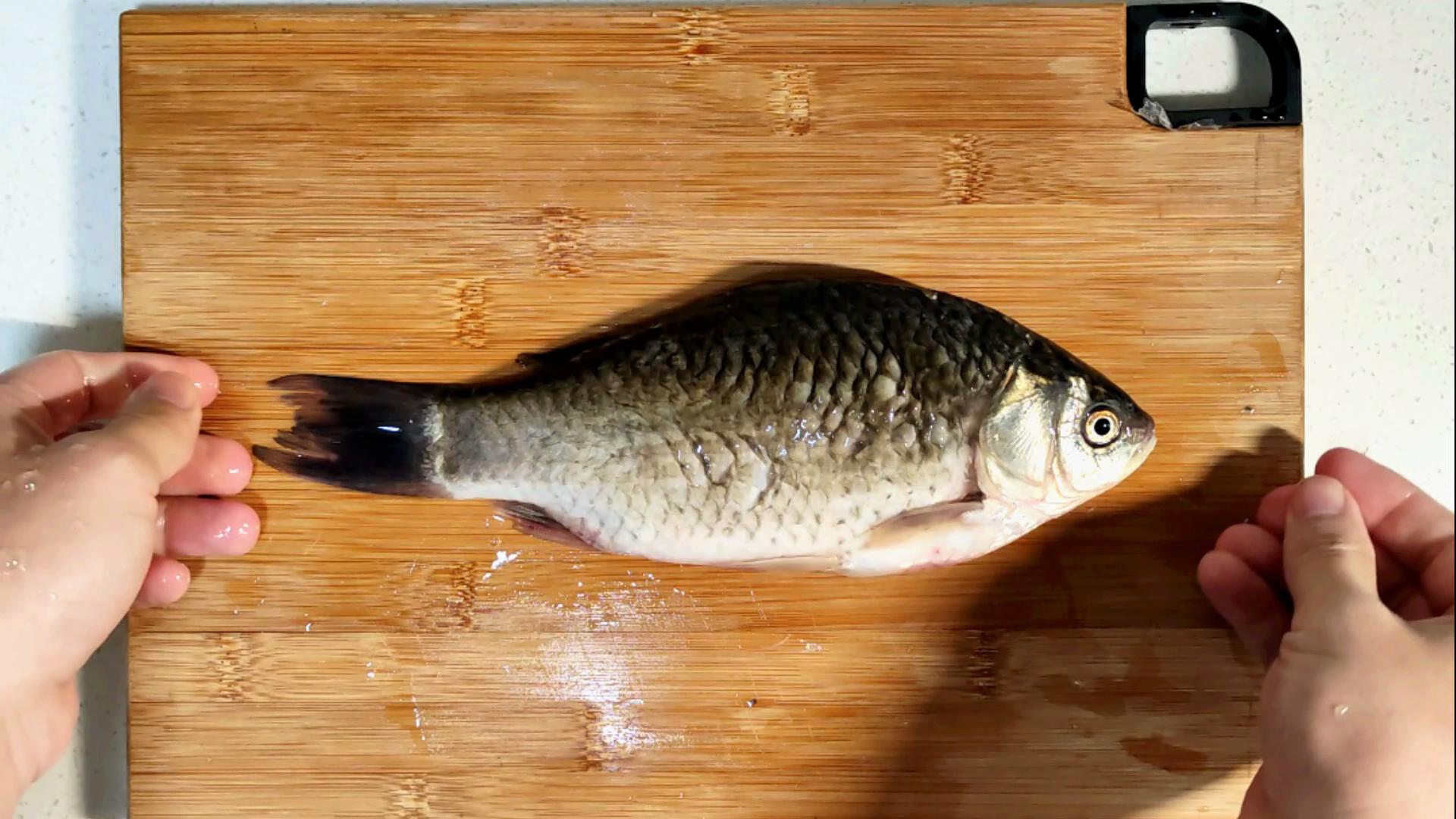 23年一级大厨分享鱼去鳞妙招，1个塑料袋，鱼鳞不飞溅不粘案板