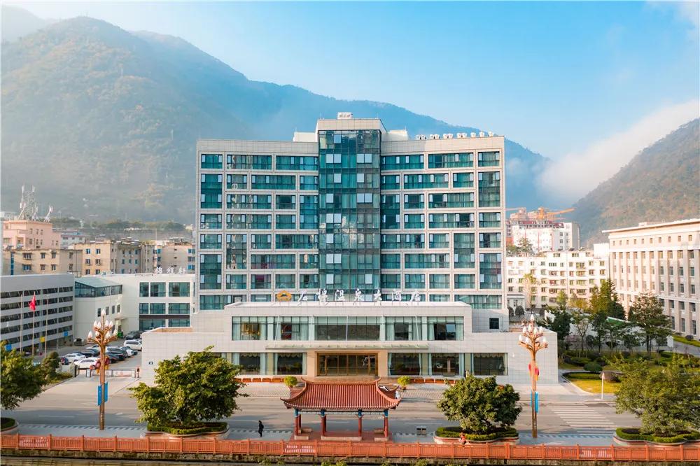 天冷温泉安排图片,温泉天冷要加衣服