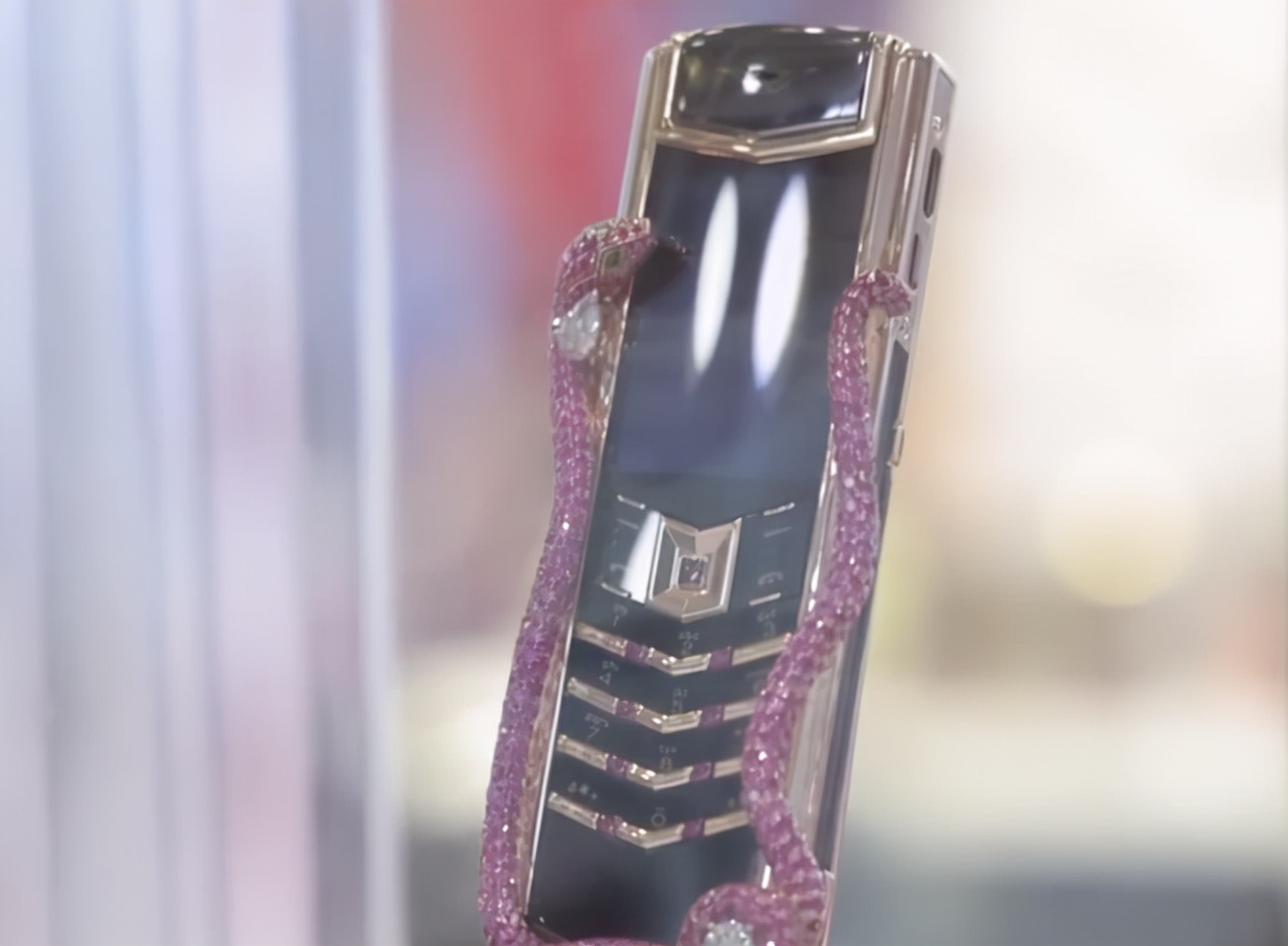 售价289万元！全球最贵的4G按键手机：镶嵌439颗红宝石