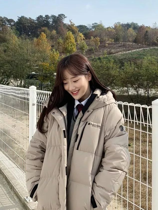 韩国女艺人告诉你，这才是今年最流行的羽绒服款式