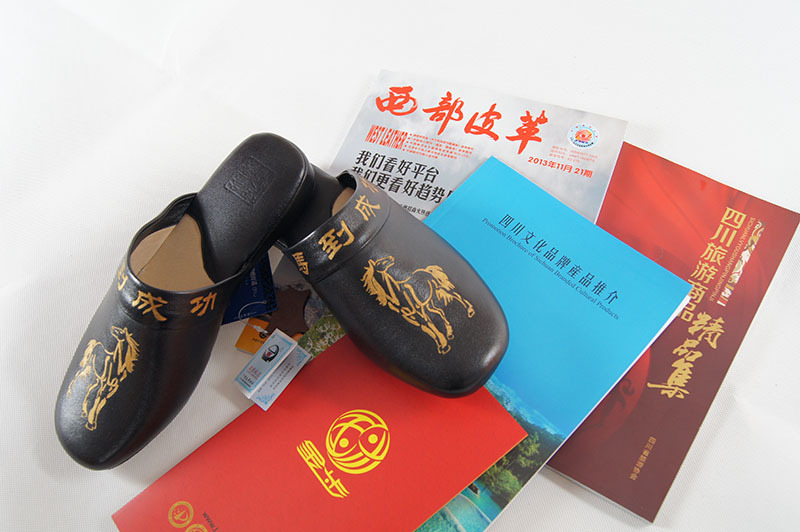 笼鞋浅出鸦头袜知是凌波缥缈身,笼鞋