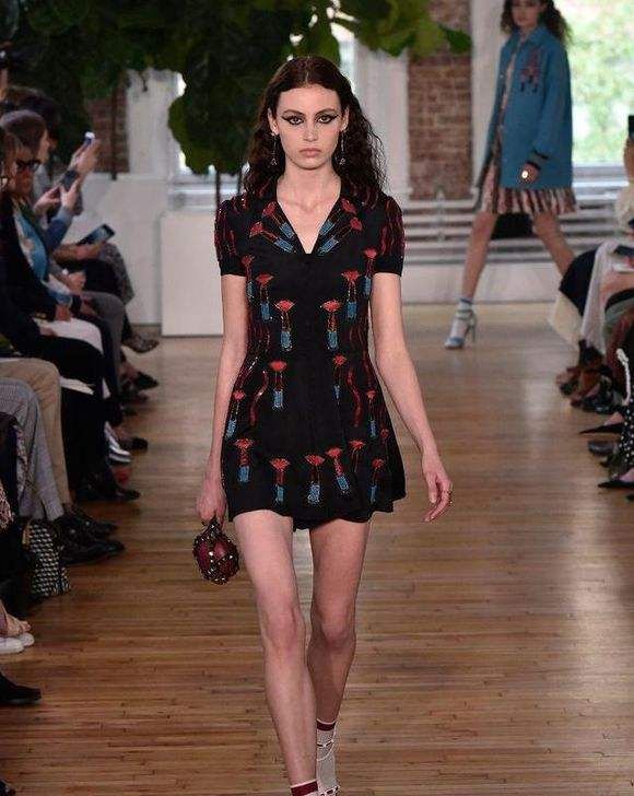 模特走秀穿的衣服会怎么处理,模特走秀不能穿的衣服