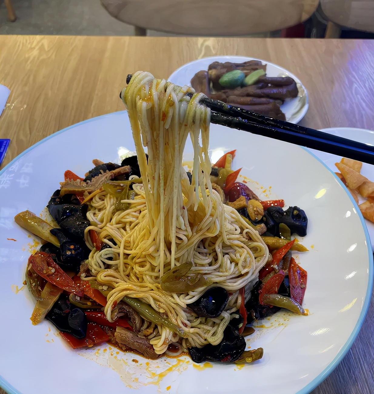 又一餐企开面馆,80平月营收60万!面+外带档口成掘金新模式?