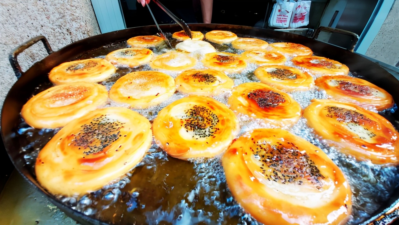 武汉霸气小吃店:只有3种美食,6元一个,已开30年每天都排队