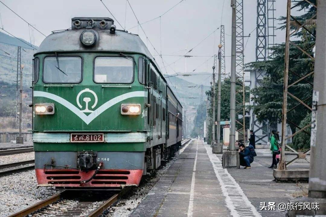 晚上坐火车乘务员为什么拉窗帘,坐火车夜里冷不冷