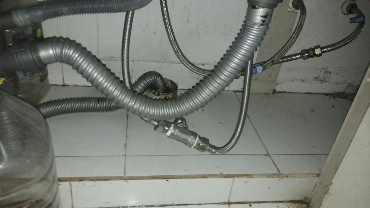 pvc自来水管漏水各种修补方法,卫生间墙壁水管漏水维修多少钱呀