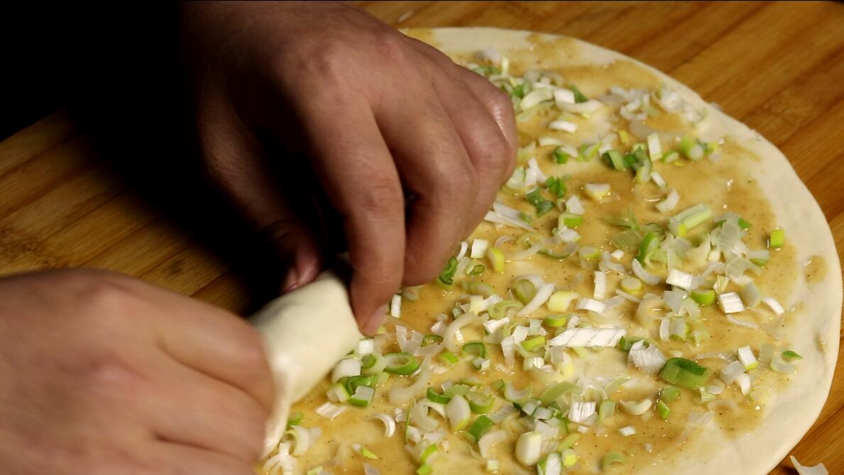 葱油饼的基本步骤和注意事项,正宗酥脆葱油饼做法教程