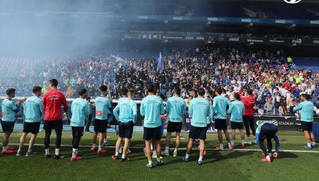 西班牙人足球球迷冲进场内庆祝,西班牙人主场震撼场面