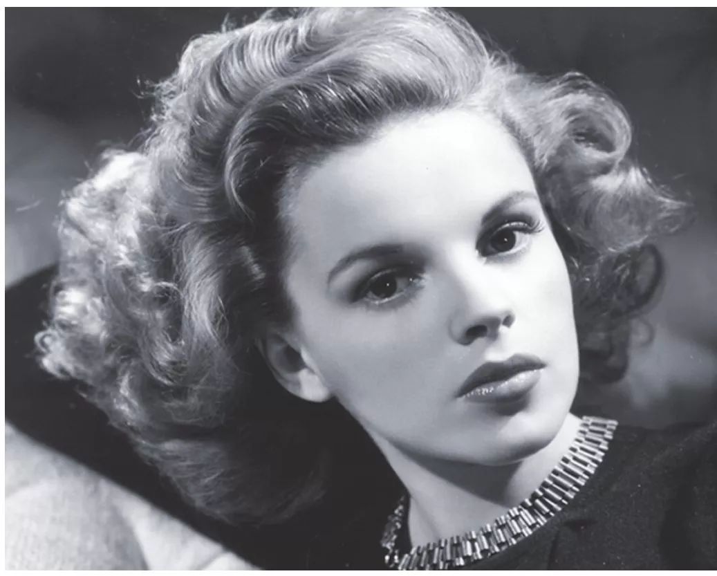 林允纪梵希代言,林允菲拉格慕香水