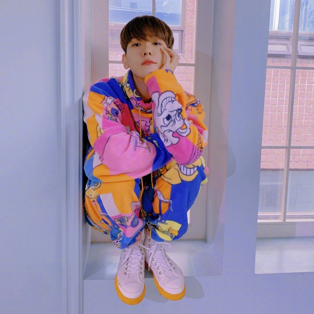 黄旭熙踢边伯贤膝盖视频,黄旭熙为什么要发微博道歉