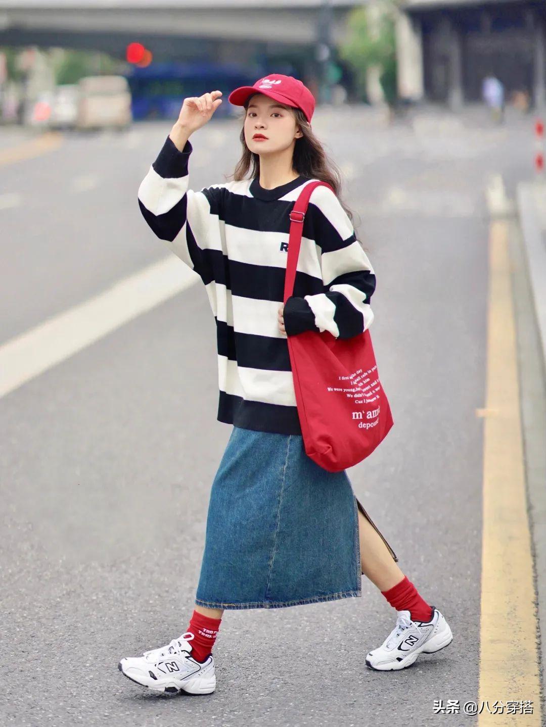 中长款卫衣怎么搭配才好看秋天,秋天冬天穿卫衣怎么搭配裤子