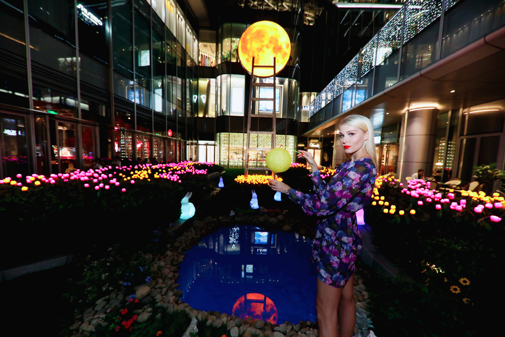 国际级艺术大师的巨型皓月艺术装置登陆上海OneITC商场