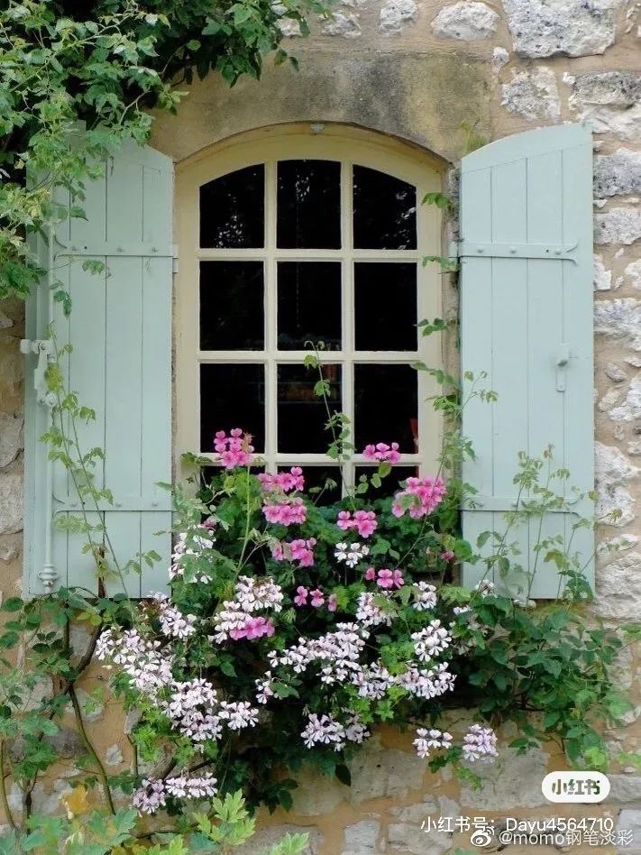 90后小姐姐在家里画画,90后小姐姐画画图片