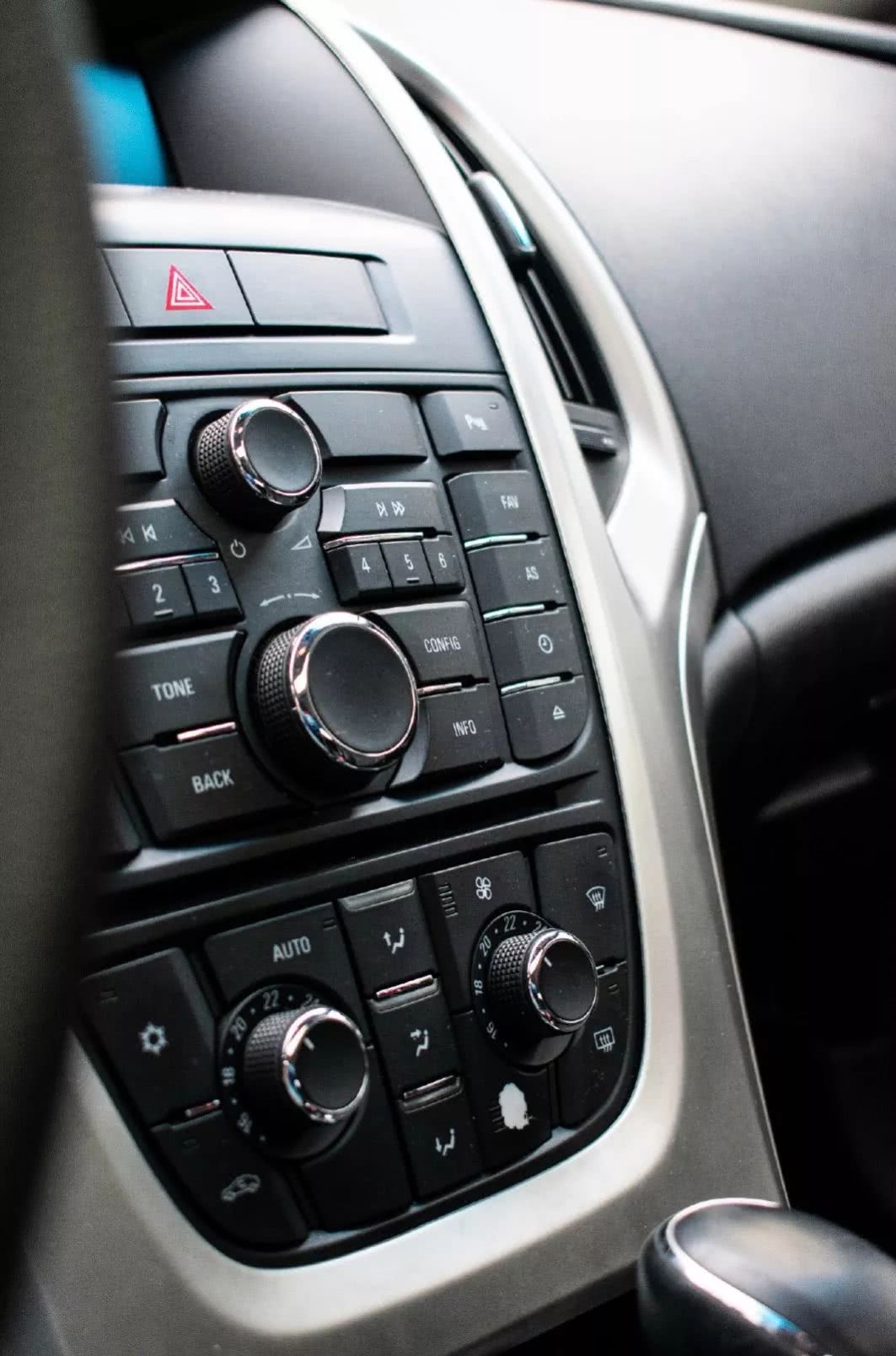 别克英朗xt1.6t高清图片,帅气的呆头鹅