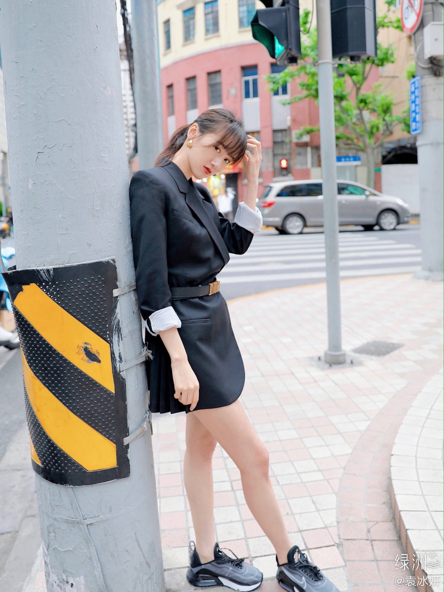 袁冰妍红色一字裙造型图片,袁冰妍粉色吊带中长款花色旗袍裙