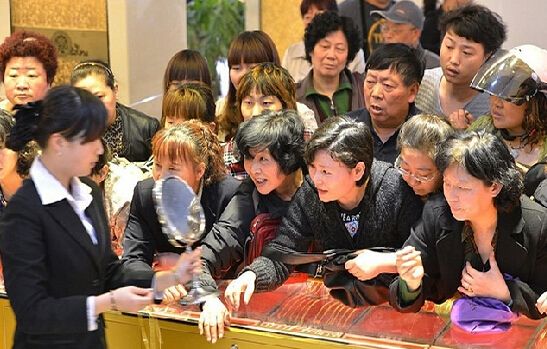 金价疯涨银行也开始卖金手镯,金价疯狂涨价还可以买吗