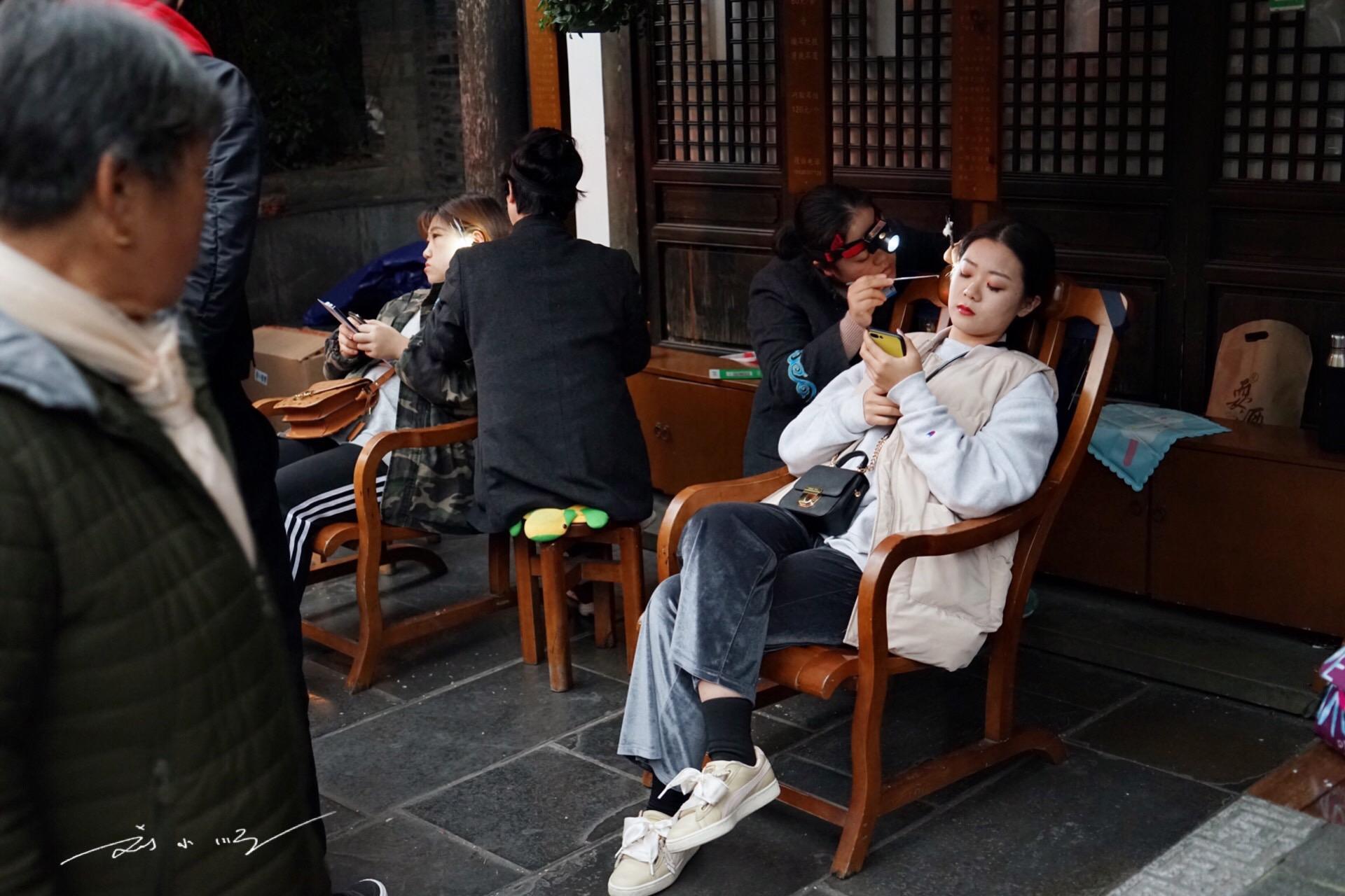 实拍成都最贵的街头服务，10分钟收费100元，游客吐槽：坑人！