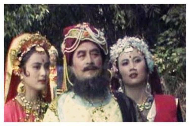 六小龄童结婚32周年晒合照，妻子竟是天竺王后！女儿撞脸关晓彤