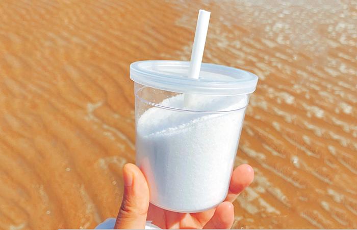 它肉嫩味鲜,被称为“海里的人参”,却深藏泥沙,用盐才能挖出来