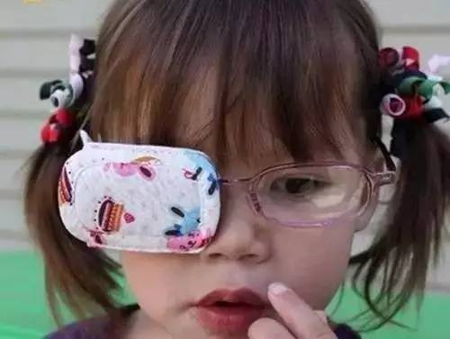 目光之成：戴眼镜就戴眼镜，可是为什么还要挡住一只呢？