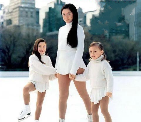 她37岁离婚39岁嫁小8岁男星,她身价过百亿