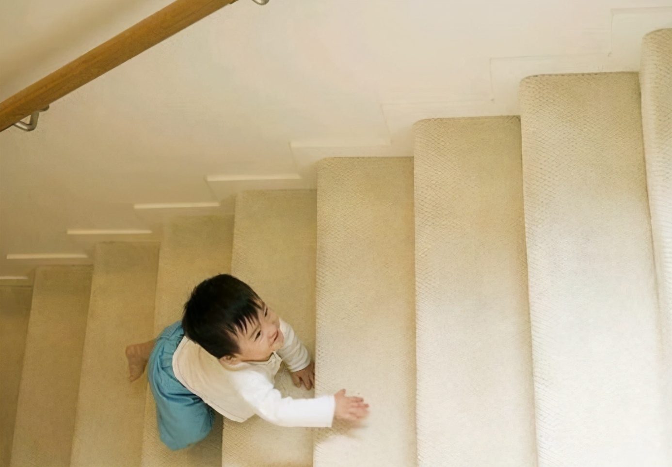 宝宝站着小腿太弯,宝宝站早了脚弯