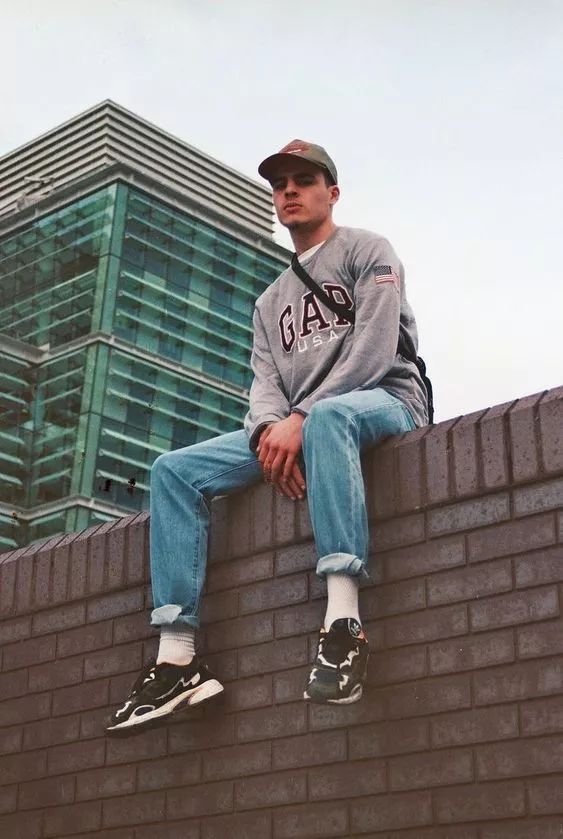 牛仔裤搭配鞋子女秋冬,秋冬怎么选牛仔裤