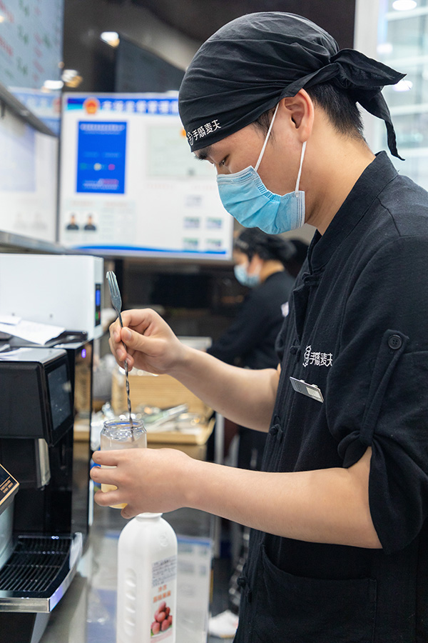 中专毕业，从打工到月入7K的名企店长，看90后的他如何逆风翻盘